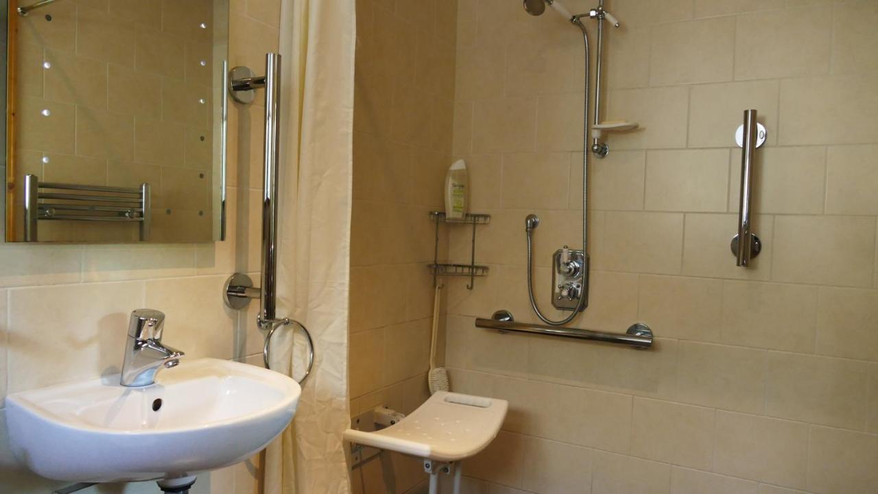Cosy Ground Floor Disabled Friendly Room In Farm House Llandderfel Екстериор снимка