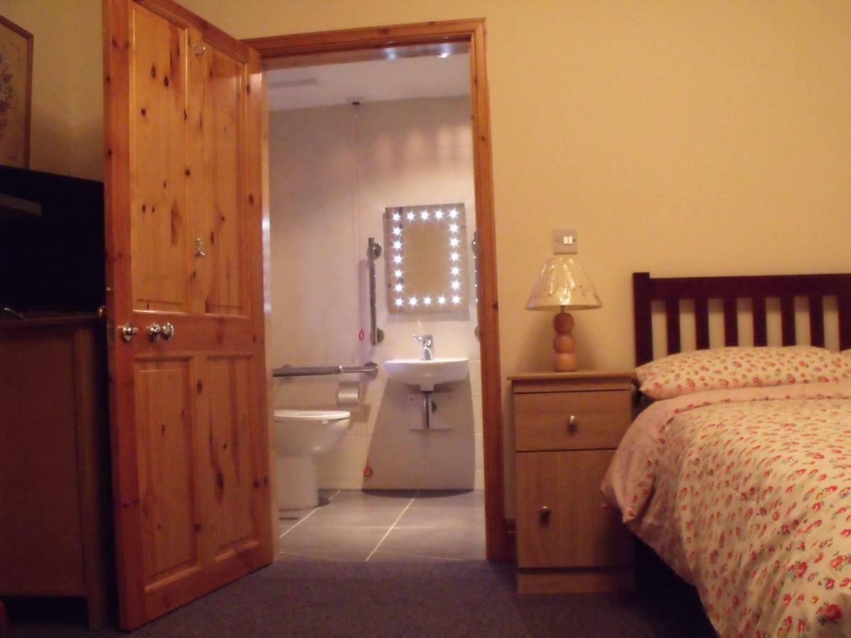 Cosy Ground Floor Disabled Friendly Room In Farm House Llandderfel Екстериор снимка